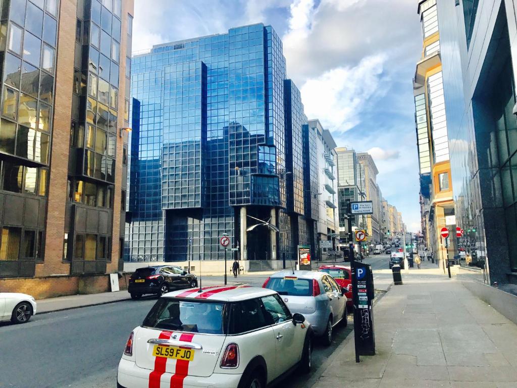 Glasgow City Centre Flat with River Views and Parking 8
