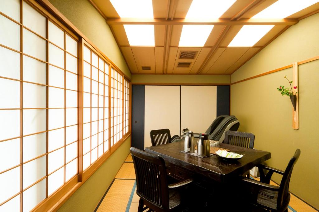 une salle à manger avec une table et des chaises dans l'établissement Ryotei Manyou, à Nomi 74 autres photos