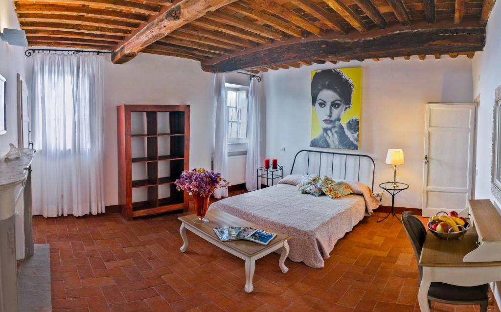 une chambre avec un lit et un tableau au mur dans l'établissement Villa Lorien, à Massarosa 63 autres photos