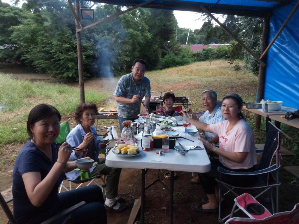 un groupe de personnes assises autour d'une table en train de manger dans l'établissement Hotel Otani, à Chiba