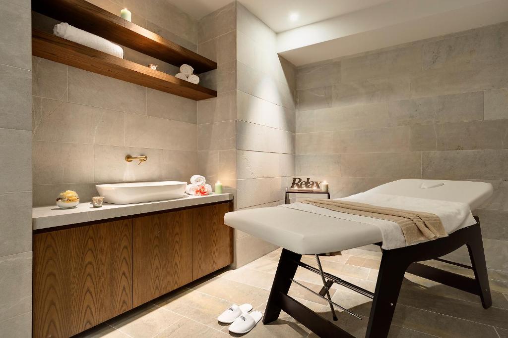 une salle de bains avec lavabo et baignoire dans l'établissement Grand Hotel Campione, à Campione dʼItalia