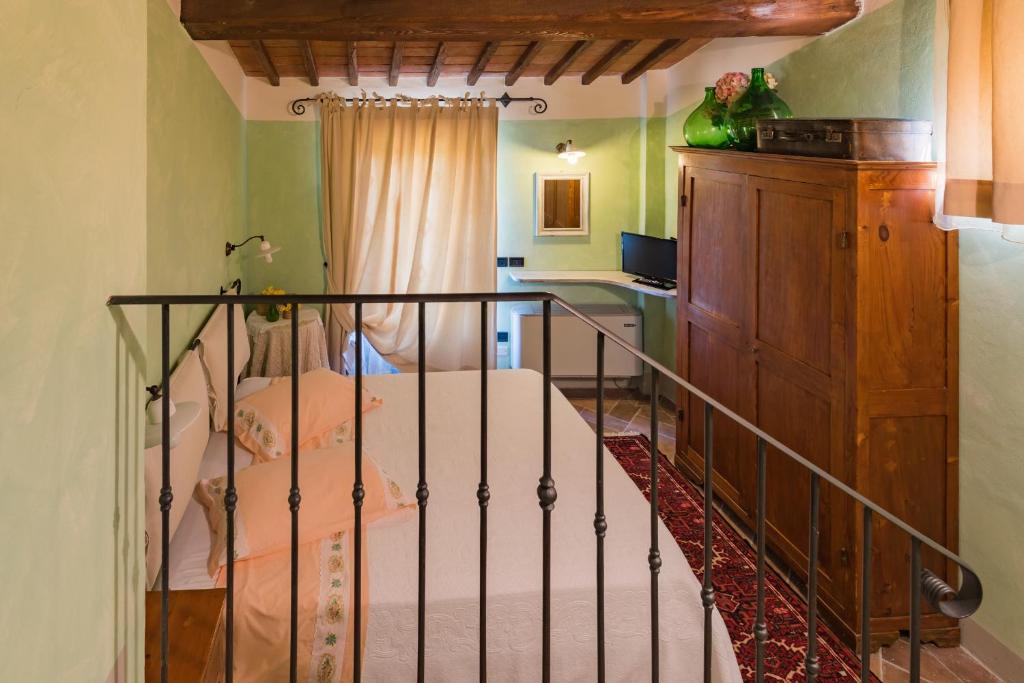 une chambre avec un lit et un bureau dans l'établissement Anticopozzo by VacaVilla, à Monsanto