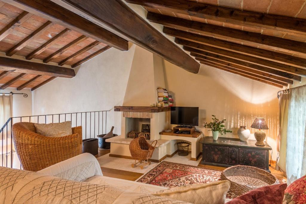 un salon avec un canapé et une cheminée dans l'établissement Anticopozzo by VacaVilla, à Monsanto