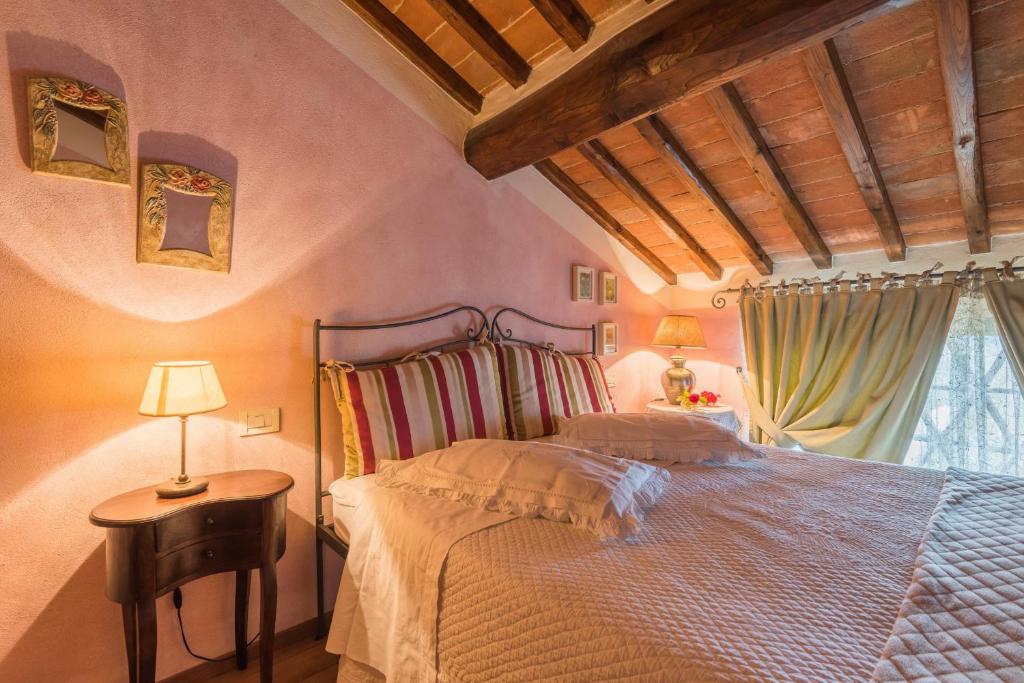 une chambre avec un lit et une fenêtre dans l'établissement Anticopozzo by VacaVilla, à Monsanto 41 autres photos