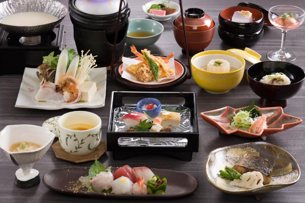 une table avec des assiettes et des bols de nourriture dans l'établissement Mikasa, à Nara
