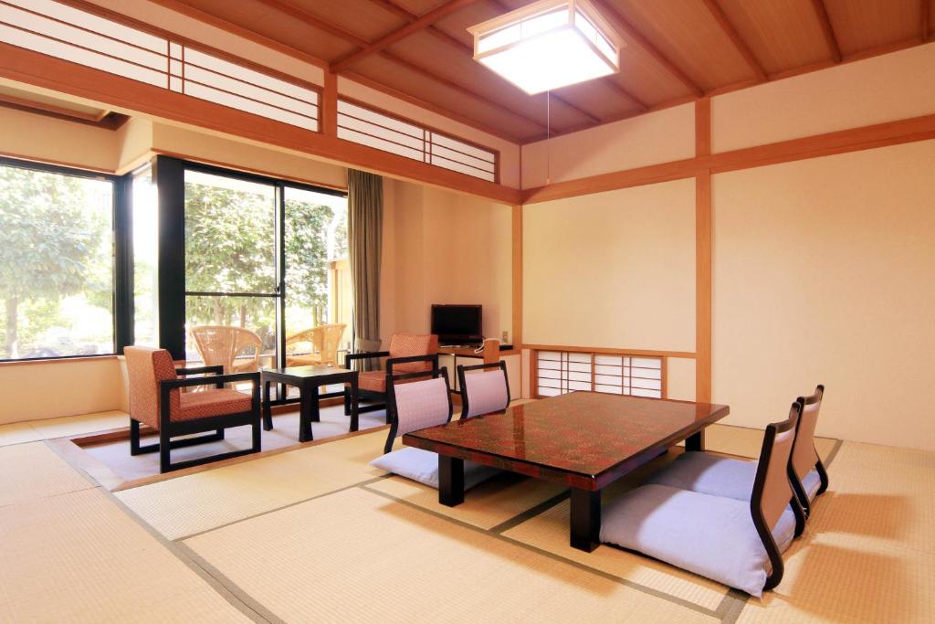 une salle à manger avec tables, chaises et fenêtres dans l'établissement Yanagiya, à Kōfu
