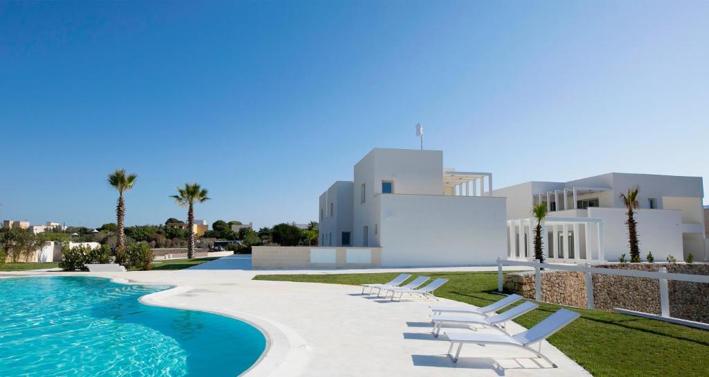 une villa avec piscine et chaises longues dans l'établissement Camarò Favignana, à Favignana