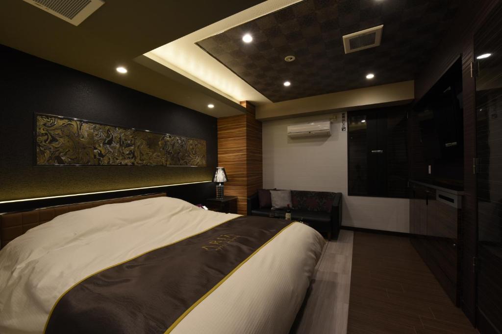 - une chambre avec un grand lit et une lucarne dans l'établissement Hotel Aria(Adult Only), à Chiba