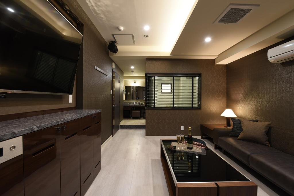 un salon avec un canapé et une table dans l'établissement Hotel Aria(Adult Only), à Chiba