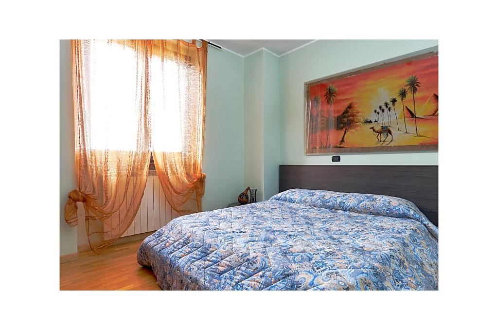 une chambre avec un lit et deux fenêtres dans l'établissement Villa valtopina, à Valtopina 9 autres photos