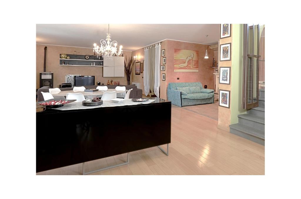 un salon avec un canapé et une salle à manger dans l'établissement Villa valtopina, à Valtopina