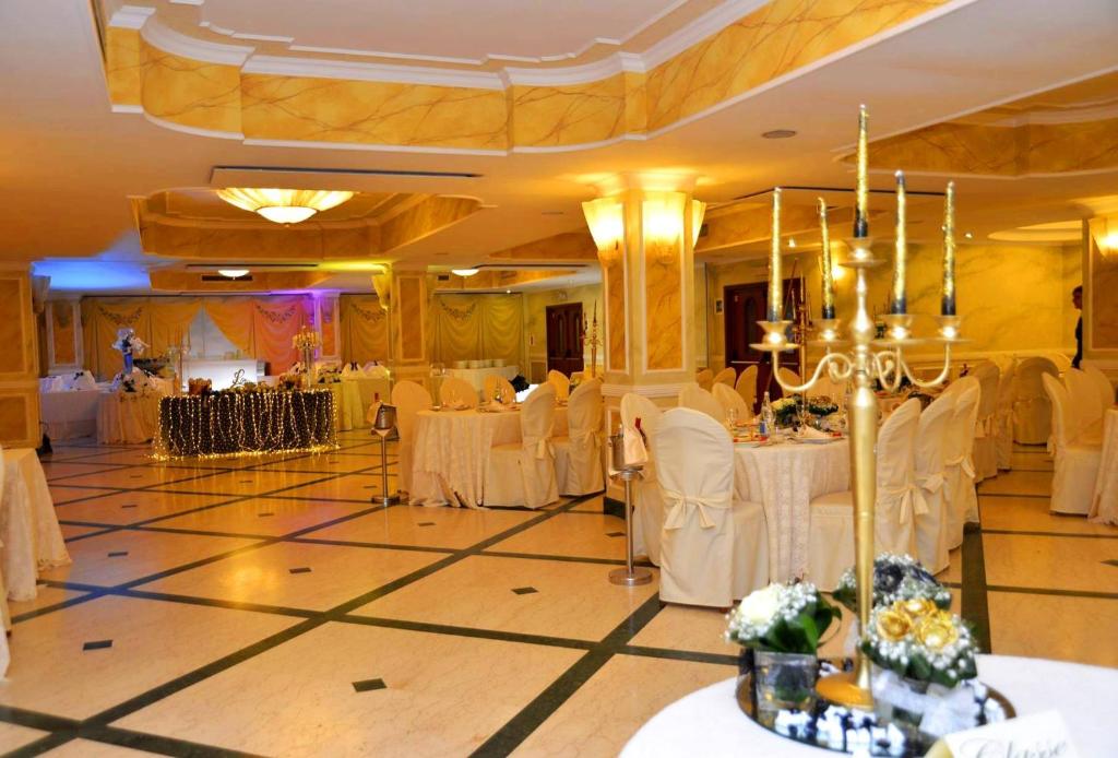 une salle de banquet avec des tables blanches et des chaises blanches dans l'établissement Afrodite Boutique Hotel, à Bovalino Marina 104 autres photos