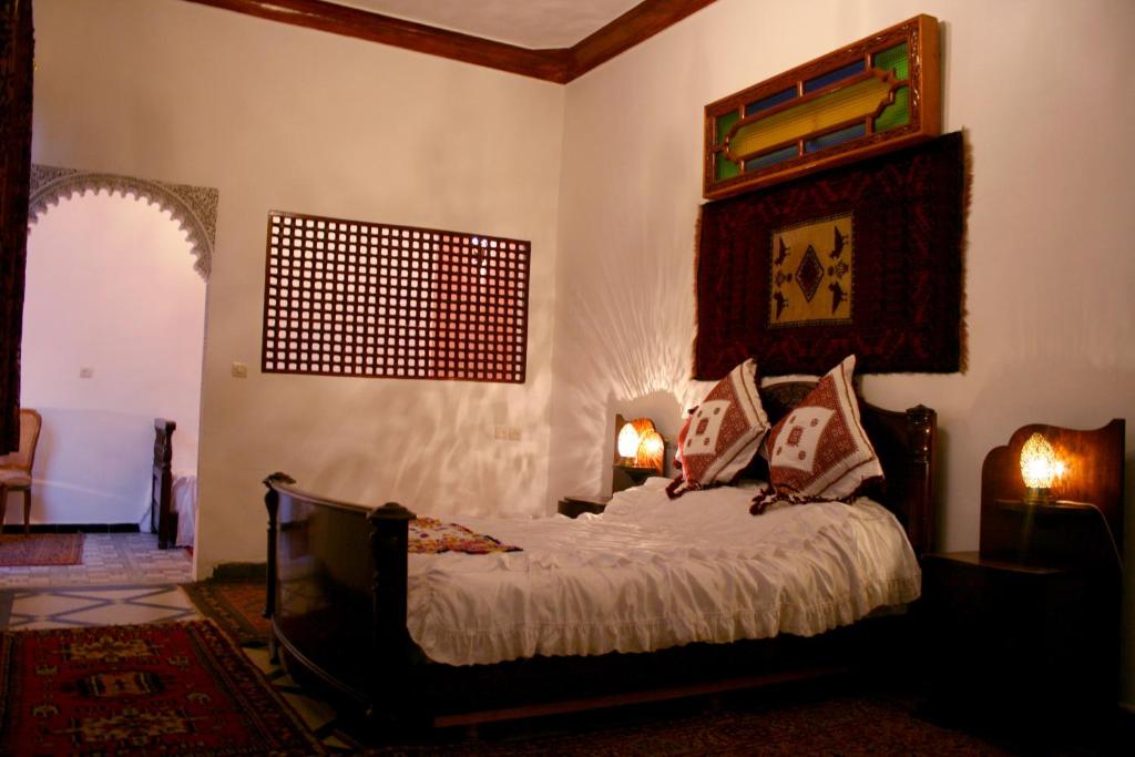 une chambre avec un lit avec des oreillers dessus dans l'établissement Riad Lalla Fatima, à Fès