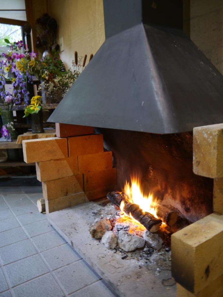 un four en briques avec une cheminée à l'intérieur dans l'établissement Nonohanatei komurasaki, à Shimoda