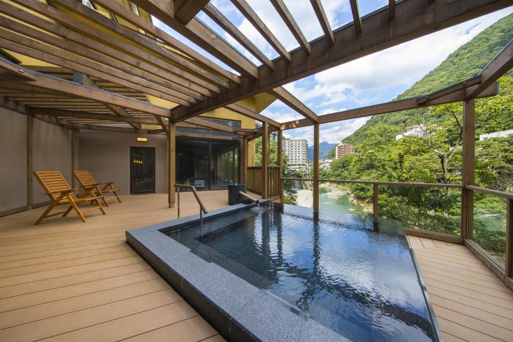 - une piscine sur la terrasse d'une maison dans l'établissement Hotel Shirakawa Yunokura, à Nikkō