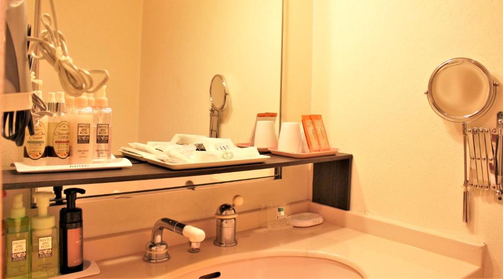 une salle de bain avec un lavabo et un miroir dans l'établissement Pal Annex Ogawa, à Kumamoto 13 autres photos