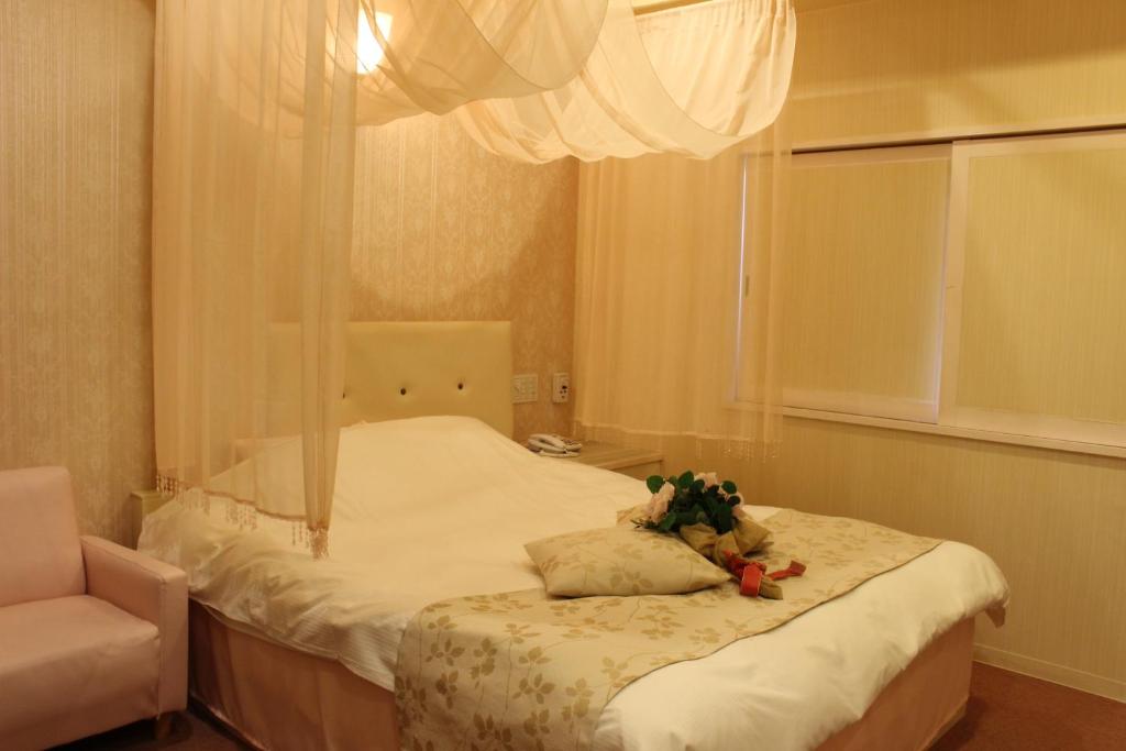 un lit avec deux animaux farcis assis au-dessus dans l'établissement Pal Annex Ogawa, à Kumamoto