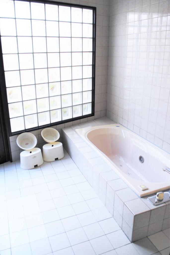 - une salle de bains blanche avec 2 toilettes et une baignoire dans l'établissement Pal Annex Furugou, à Ōita 14 autres photos