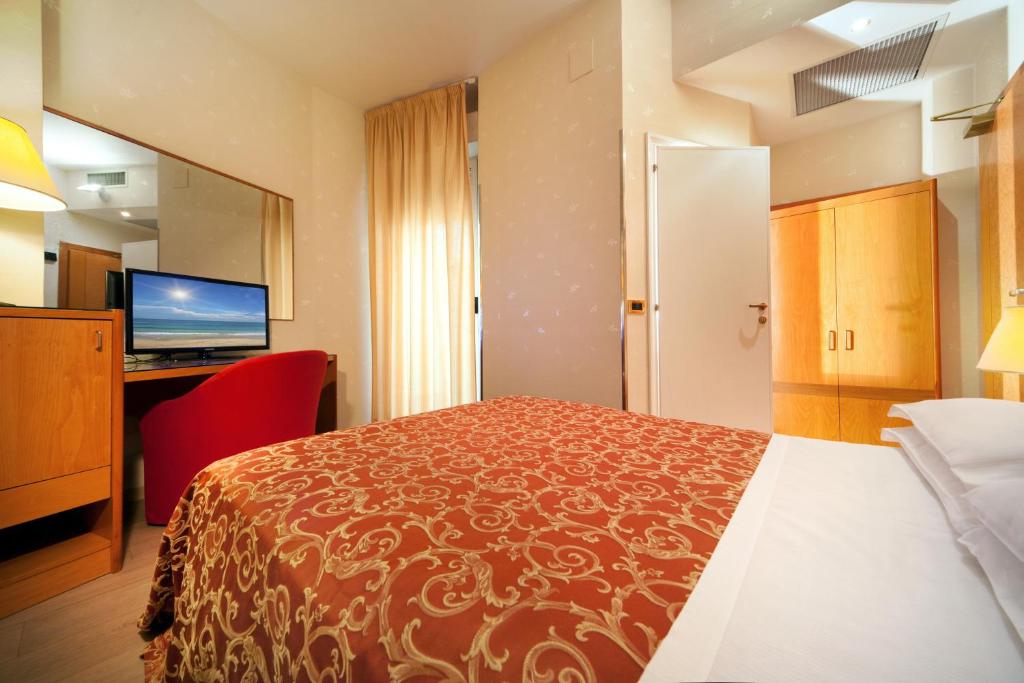 une chambre d'hôtel avec un lit et une télévision à écran plat dans l'établissement Hotel Kursaal, à Rimini 37 autres photos