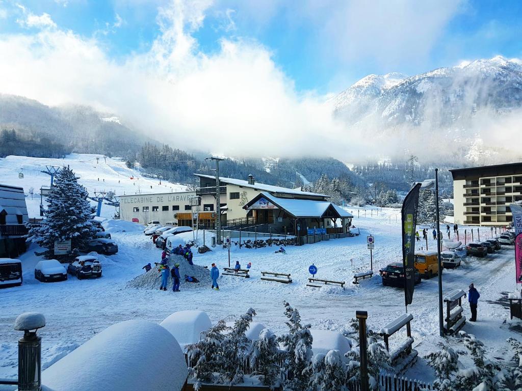 un groupe de personnes skier sur une montagne enneigée dans l'établissement Rock Noir & Spa, à La Salle Les Alpes