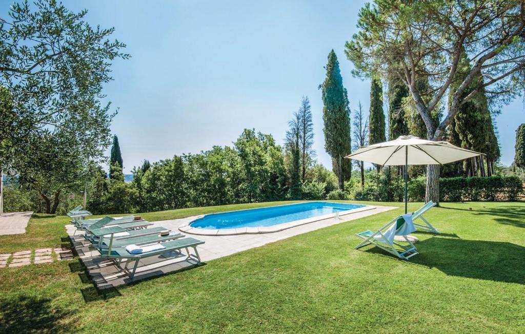 une piscine avec des chaises et un parasol dans l'établissement Podere Suvignano, à Murlo 53 autres photos