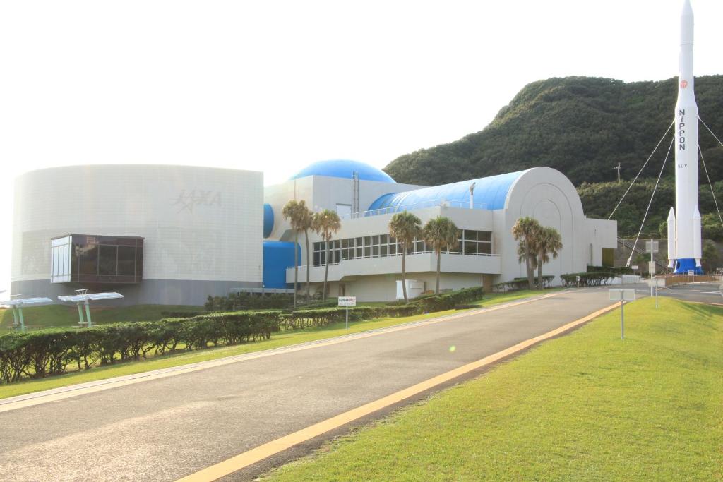 un bâtiment avec une route devant lui dans l'établissement Tanegashima Minshuku Yuyu, à Minamitane
