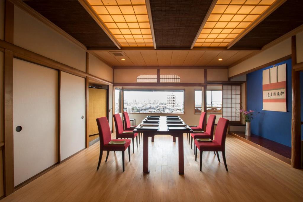 une salle de conférence avec une table et des chaises rouges dans l'établissement Yamanoo, à Kanazawa