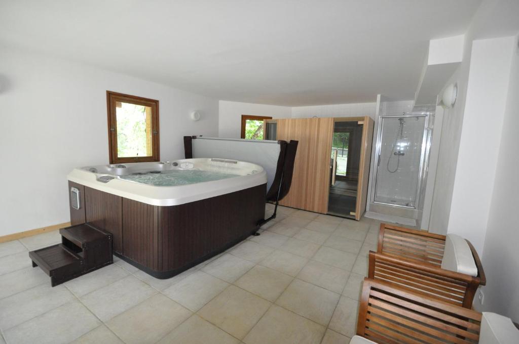 La grande salle de bains est pourvue d'une baignoire. dans l'établissement Chalet D' Edmond, à Bourg-Saint-Maurice