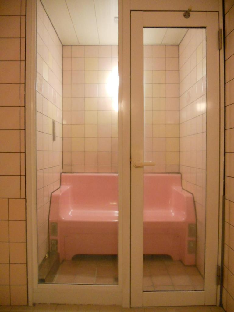 La salle de bains est pourvue de toilettes roses. dans l'établissement Hotel Mare (Adult Only), à Akashi