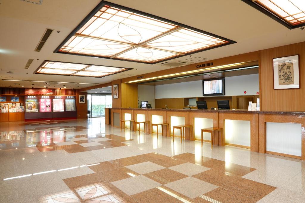 - un grand hall avec un bar avec des tabourets dans l'établissement Todaya, à Toba