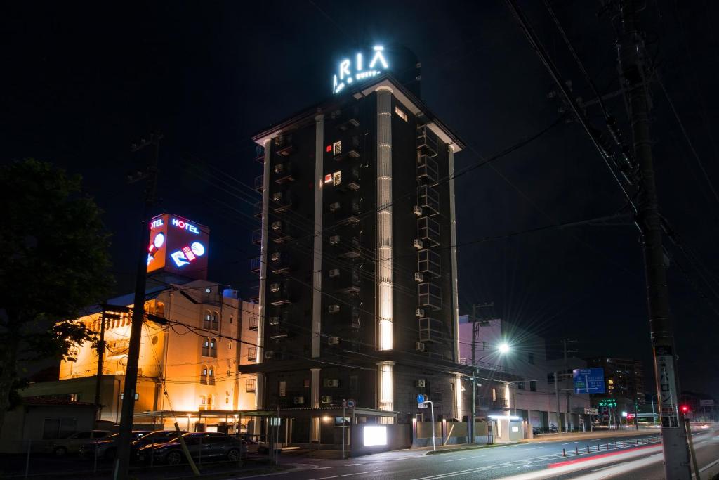 un bâtiment avec un panneau dessus la nuit dans l'établissement Hotel Aria(Adult Only), à Chiba