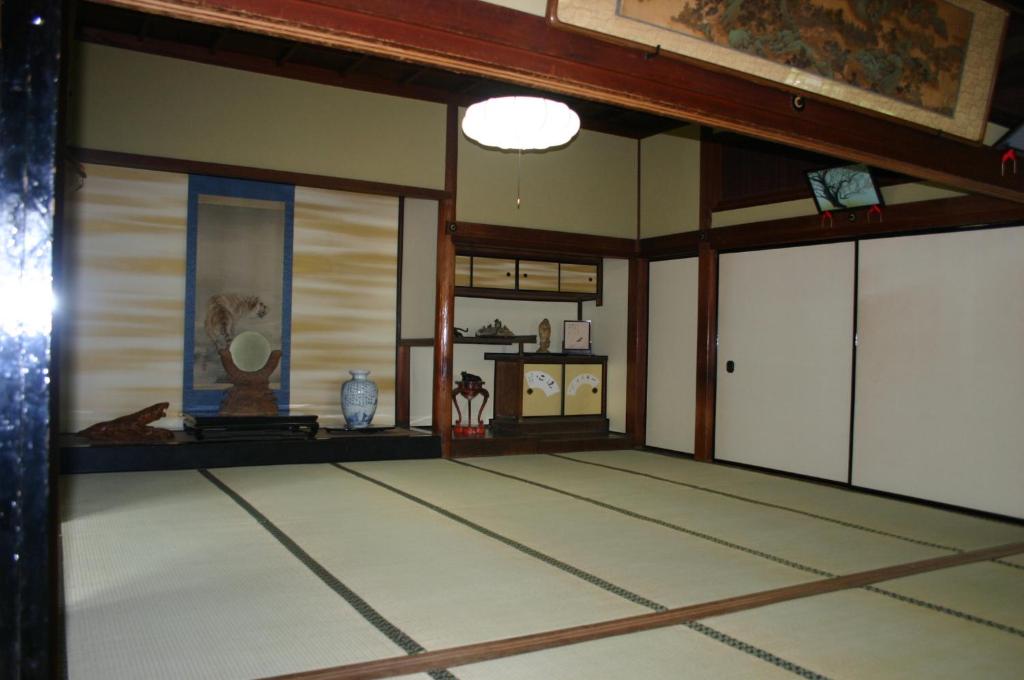 une chambre avec une table et une chambre avec une autre chambre dans l'établissement Gyokuzoin, à Heguri