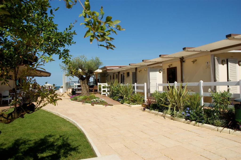 une passerelle devant une maison dans l'établissement Hotel Bamby, à Cervia
