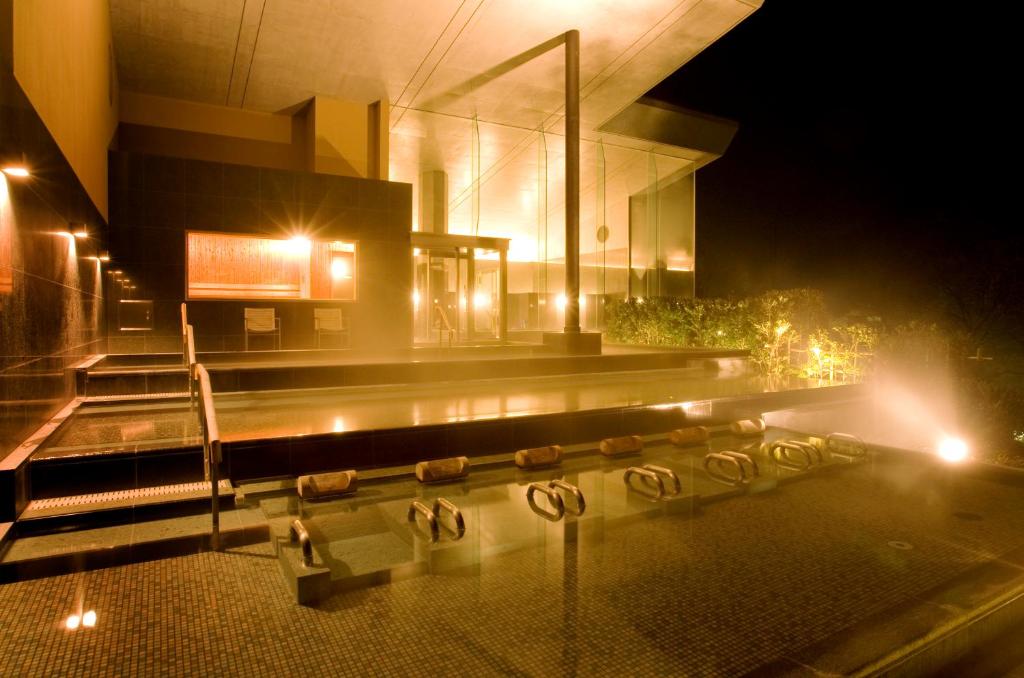 un immeuble avec une piscine la nuit dans l'établissement Onyado Toho, à Aizuwakamatsu 37 autres photos
