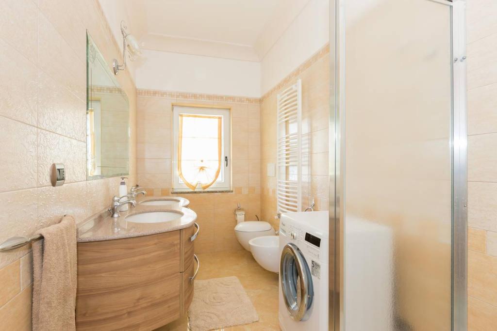 une salle de bain avec un lavabo, des toilettes et une douche dans l'établissement Villa Abbracciavento, à Martina Franca 17 autres photos