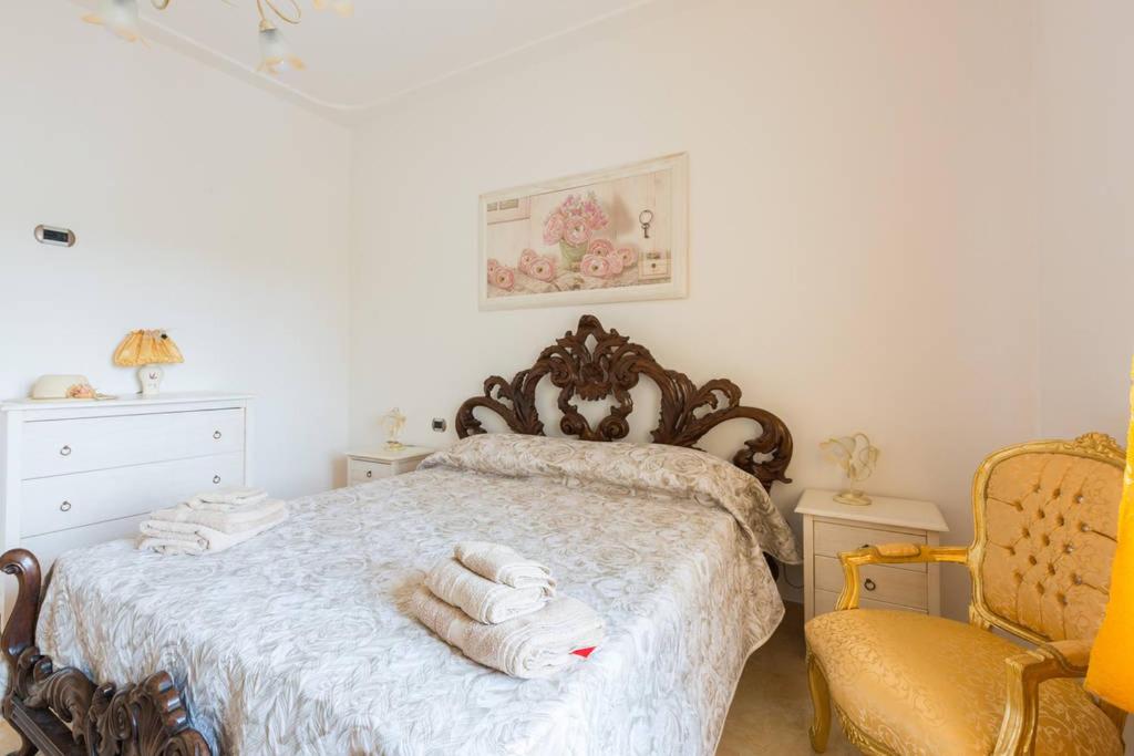 une chambre avec un lit avec des serviettes dessus dans l'établissement Villa Abbracciavento, à Martina Franca