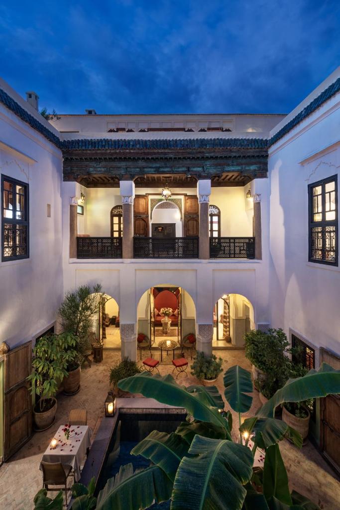 - une vue sur l'extérieur d'une maison avec une cour dans l'établissement Riad Azzar, à Marrakech