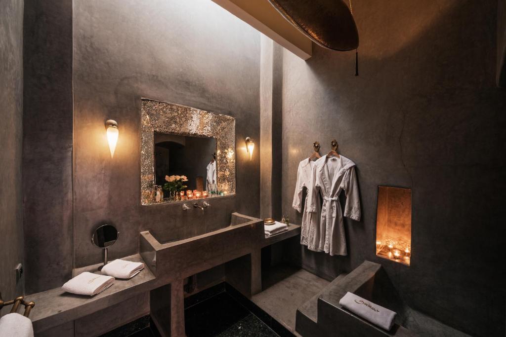 une salle de bain avec un lavabo et un miroir dans l'établissement Riad Azzar, à Marrakech