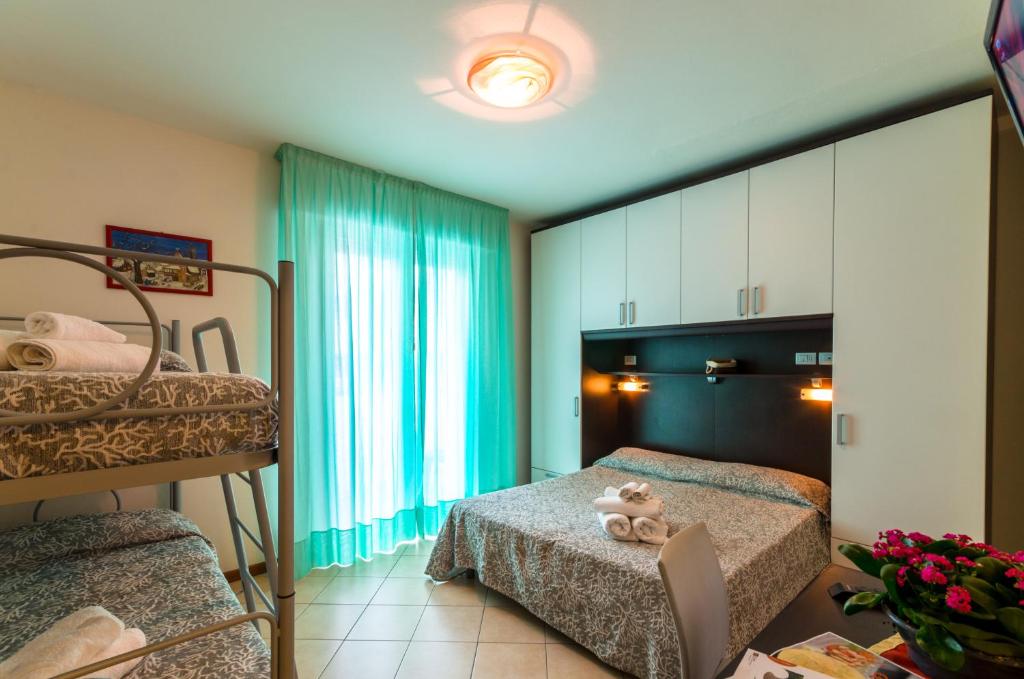 - une chambre avec 2 lits superposés et un miroir dans l'établissement Hotel Milano 3S, à Bibione