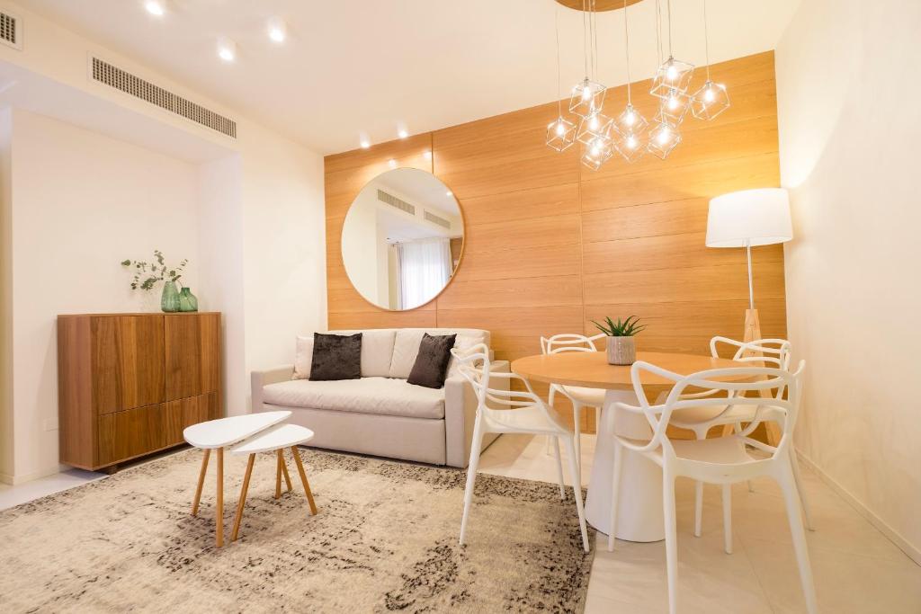 un salon avec une table et un canapé dans l'établissement Metropol Ceccarini Suite - Luxury apartments, à Riccione