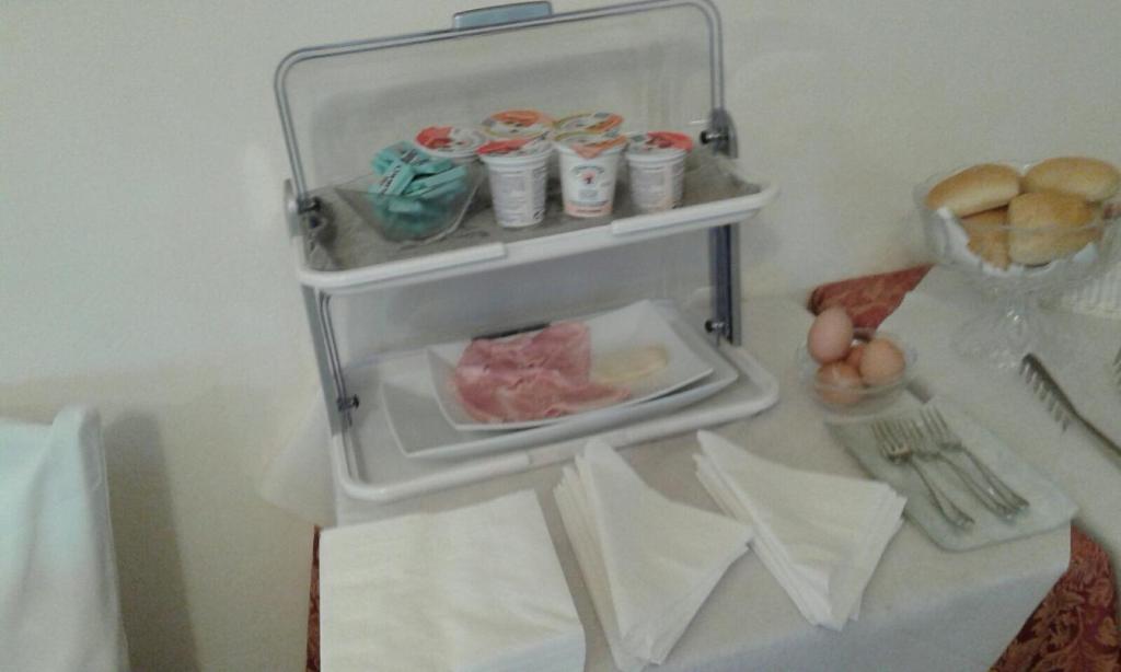 - un réfrigérateur avec une porte ouverte avec de la nourriture dans l'établissement Hotel Gabbiano, à Alassio 52 autres photos