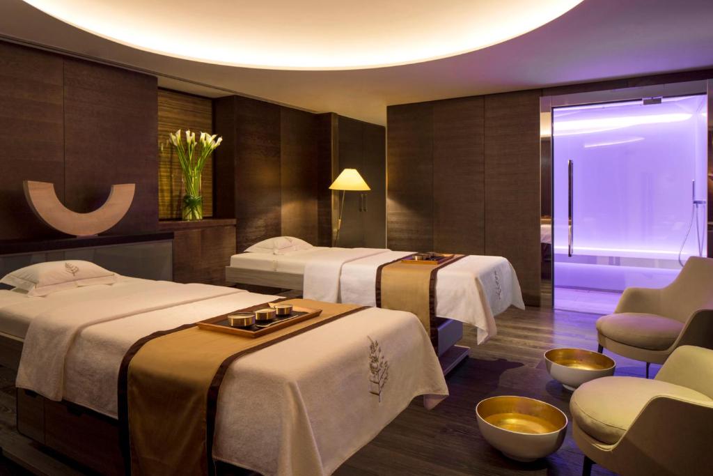 Four Seasons Hotel London at Tower Bridge Image