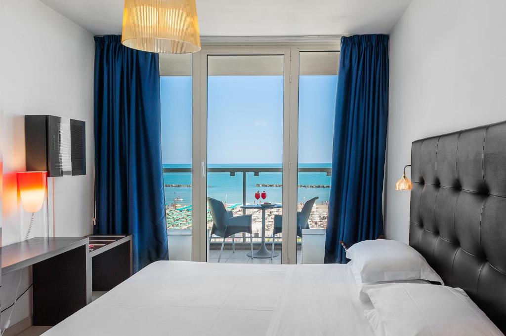 une chambre avec un lit et une vue sur l'océan dans l'établissement Hotel Villa Corallo, à San Benedetto del Tronto