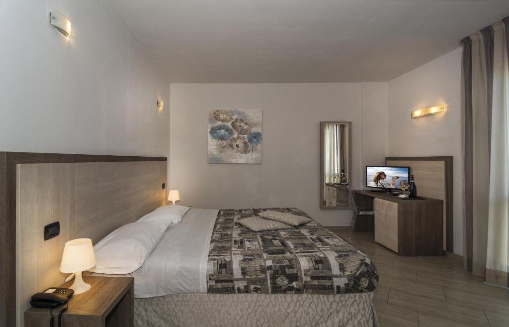 une chambre avec un grand lit et une télévision dans l'établissement Hotel Lido Inn, à Lido di Camaiore 111 autres photos