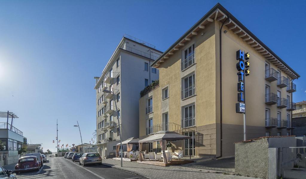 un bâtiment avec une enseigne sur le côté dans l'établissement Hotel Lido Inn, à Lido di Camaiore