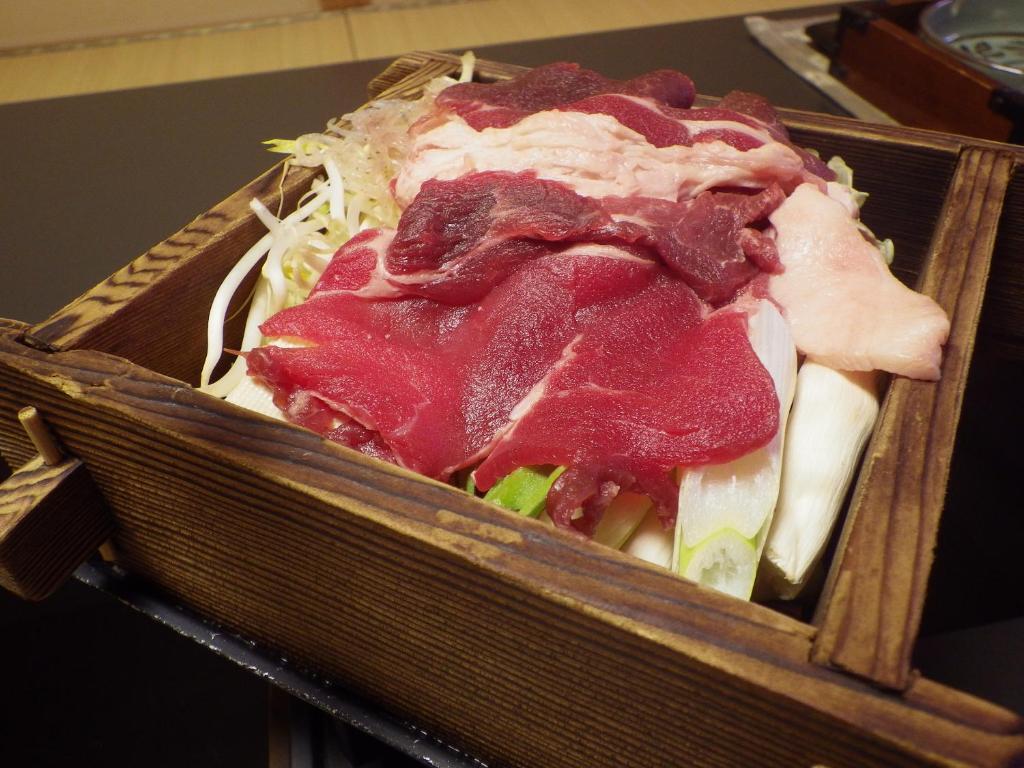 une boîte en bois remplie de viande et de légumes dans l'établissement Kosenkaku Yoshinoya, à Totsukawa 28 autres photos