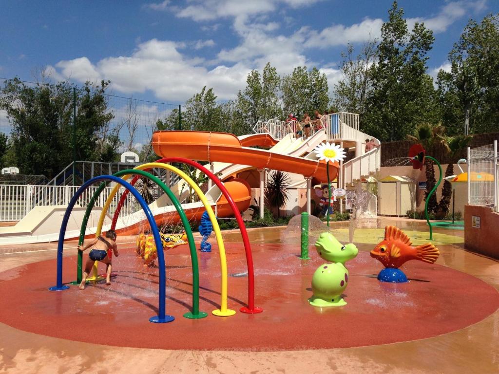 - un parc aquatique avec une piste de roller dans l'établissement Mobilhome Sables du midi, à Valras-Plage