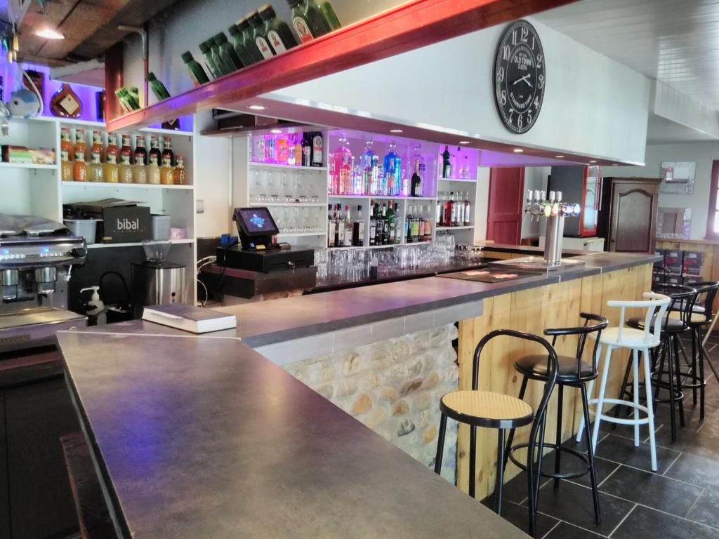 un bar avec tabourets de bar dans un restaurant dans l'établissement camping le Fief d'Anduze, à Anduze