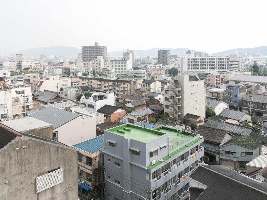une vue d'une ville avec des bâtiments dans l'établissement Riverside Hotel Shoei, à Kōchi