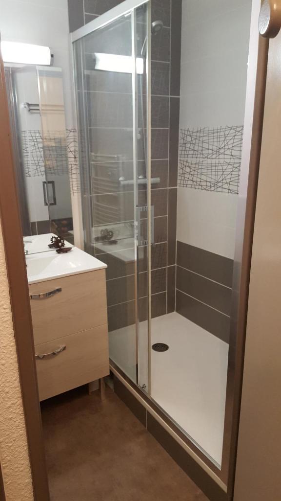 une salle de bain avec douche et lavabo dans l'établissement MEIJE 3, à Les Deux Alpes